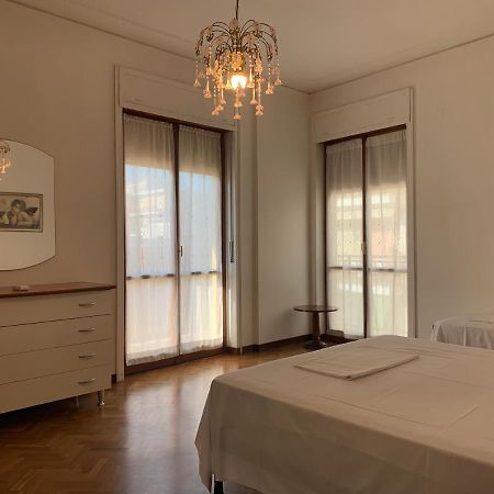 Spazioso appartamento in centro Città San Benedetto del Tronto Esterno foto