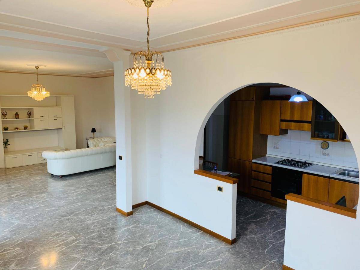 Spazioso appartamento in centro Città San Benedetto del Tronto Esterno foto