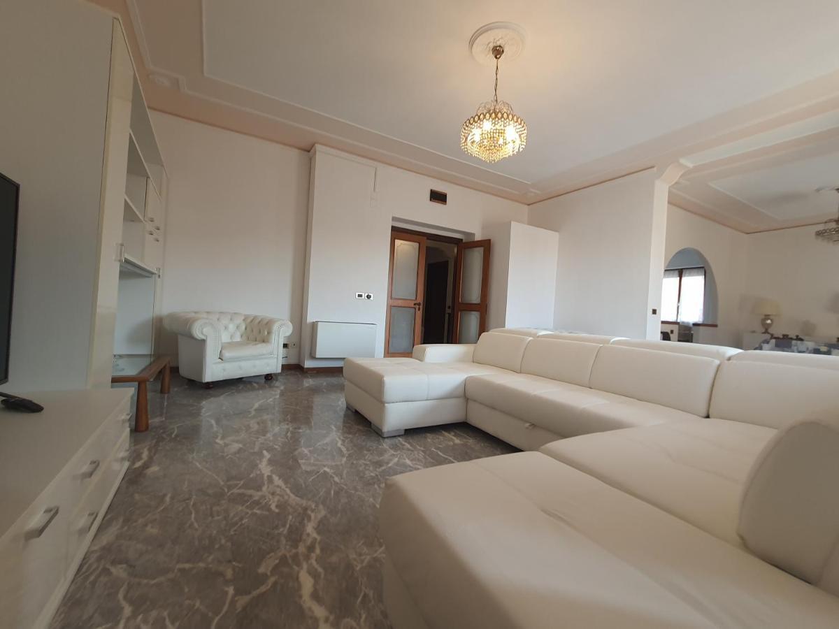 Spazioso appartamento in centro Città San Benedetto del Tronto Esterno foto